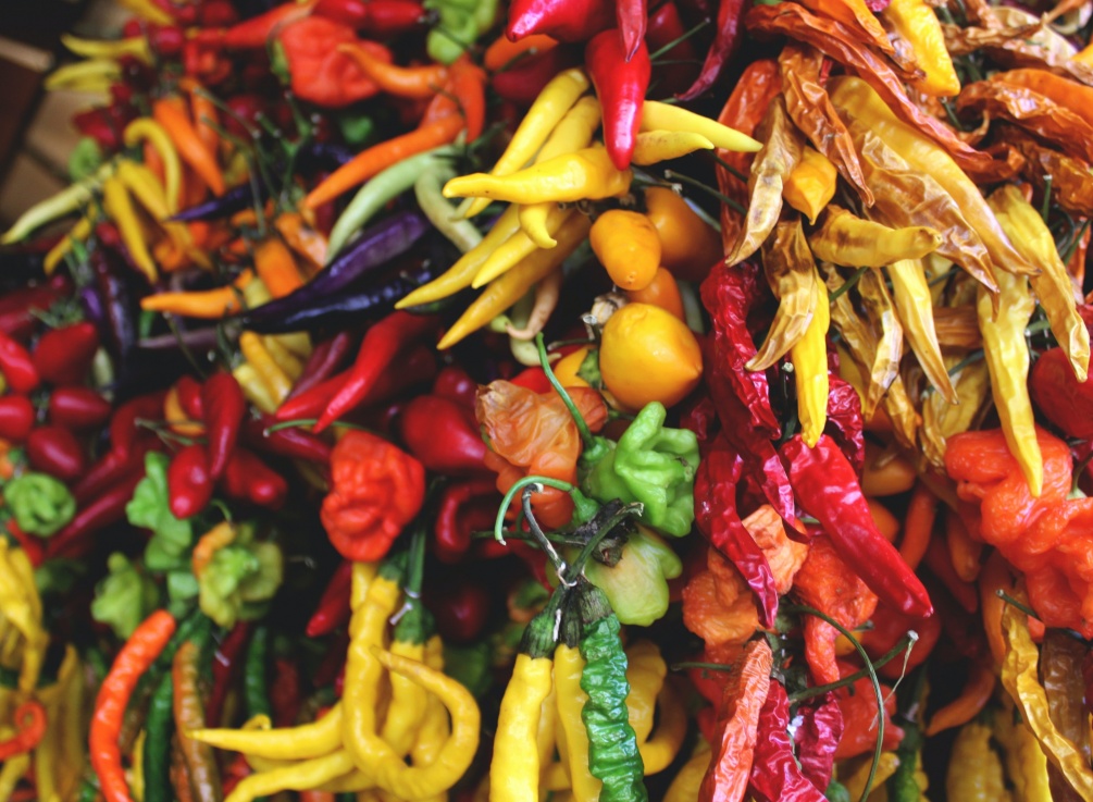 Традиционные разноцветные перцы на рынках Майорки