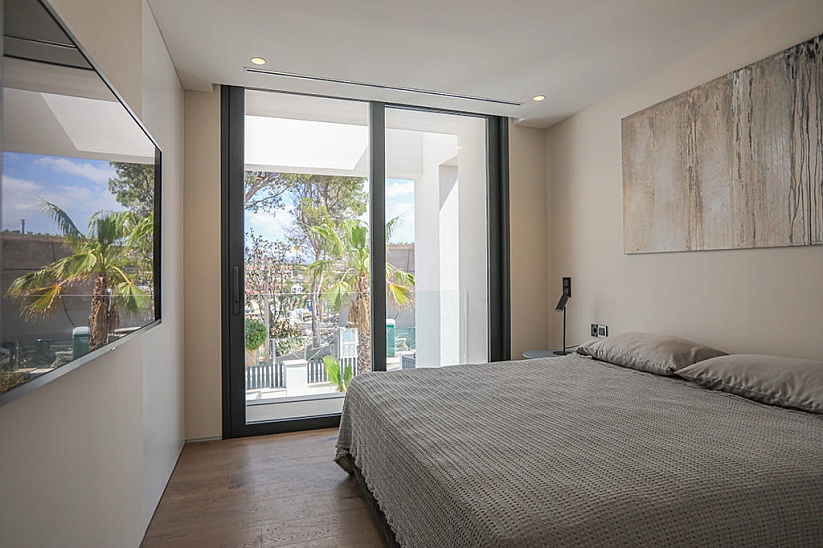 Новая 3 спальная современная вилла с видом на море в El Toro