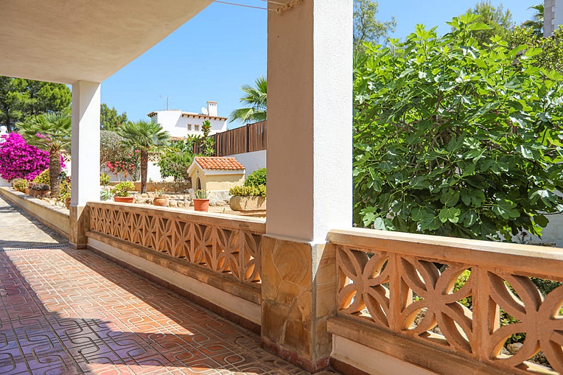 Прекрасная вилла с садом и бассейном в элитном районе в Nova Santa Ponsa