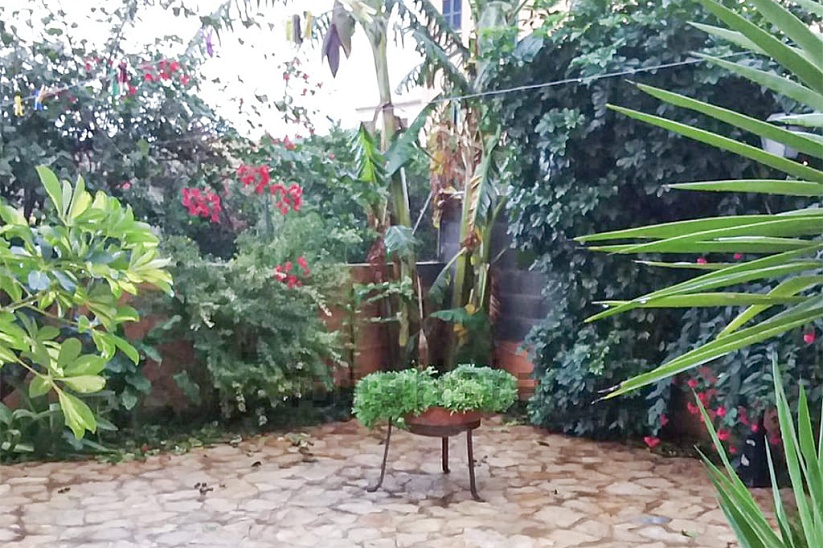 Просторный апартамент дуплекс с садом в Аларо