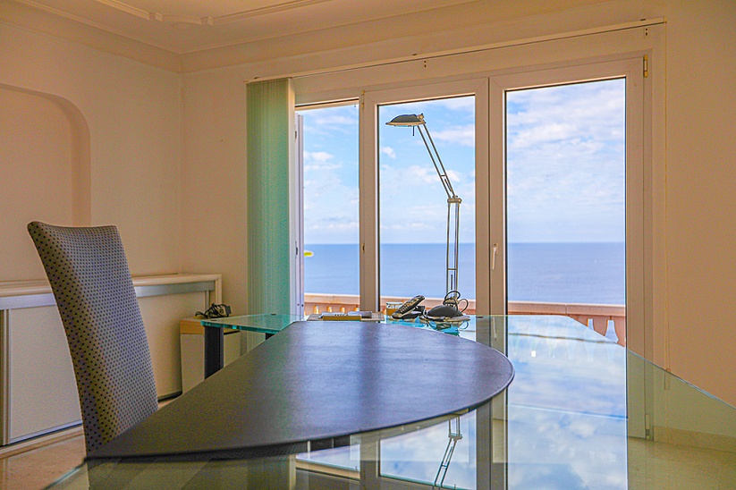 Респектабельная вилла с панорамным видом на море в престижной локации в Эль Торо