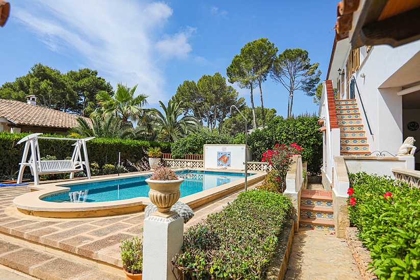 Прекрасная вилла с садом и бассейном в элитном районе в Nova Santa Ponsa