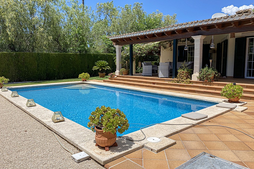 Красивая семейная вилла с садом и бассейном в отличной локации в Маррачи, Са Кабанета