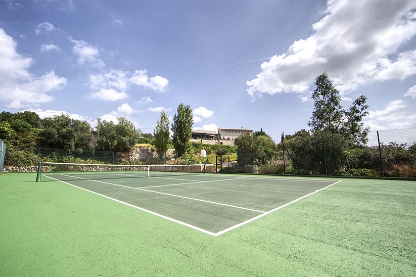 Топ финка с теннисным кортом и чудесным панорамным видом