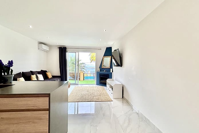 Отличный апартамент с видом на море в Cala Vines