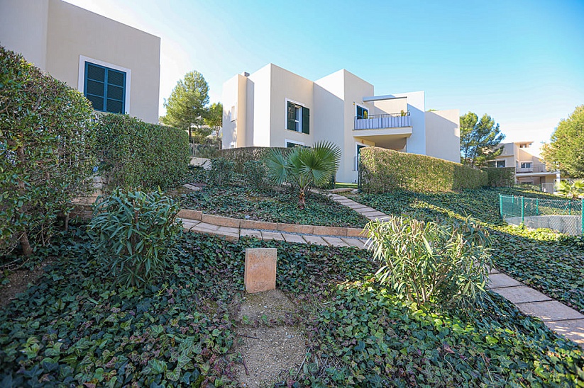 Великолепный апартамент с небольшим частным садом в Cala Vines