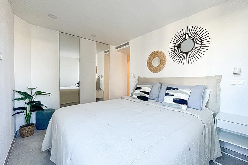 Шикарный апартамент класса люкс на первой линии моря в Cala Vines 