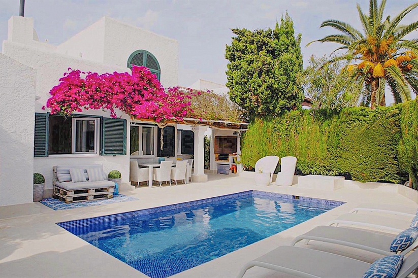 Красивый двухквартирный дом с садом и бассейном в Соль де Майорка.
