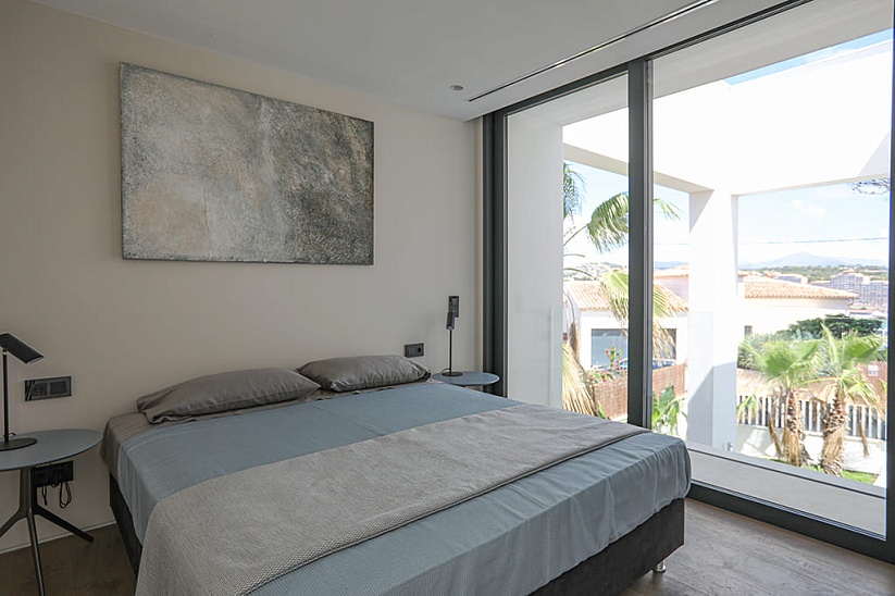 Новая 3 спальная современная вилла с видом на море в El Toro