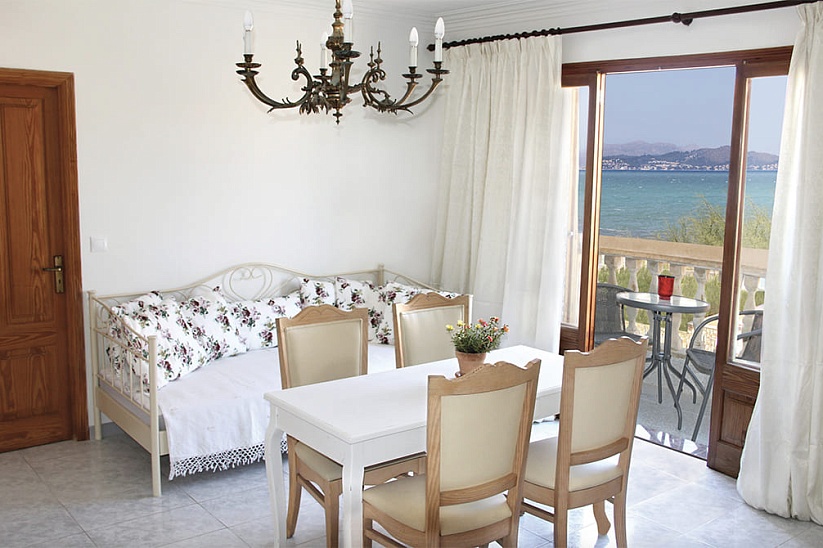 Дом в традициооном стиле с видом на море в Son Serra de Marina