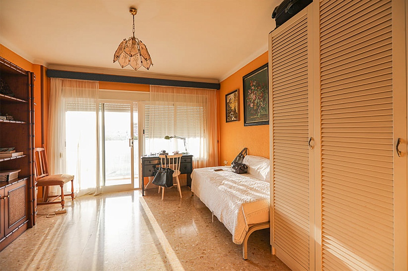 Просторный апартамент с видом на море в Palmanova