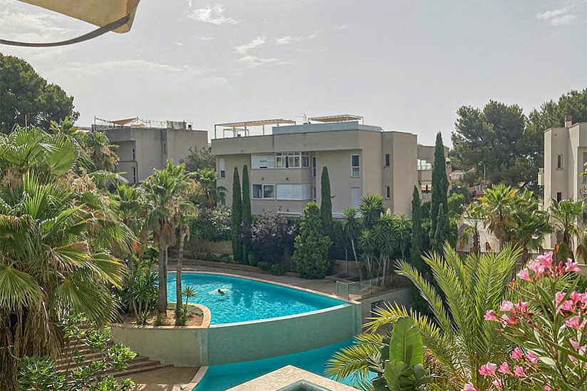 Светлый современный апартамент в престижном комплексе с садом и бассейном в San Agusti