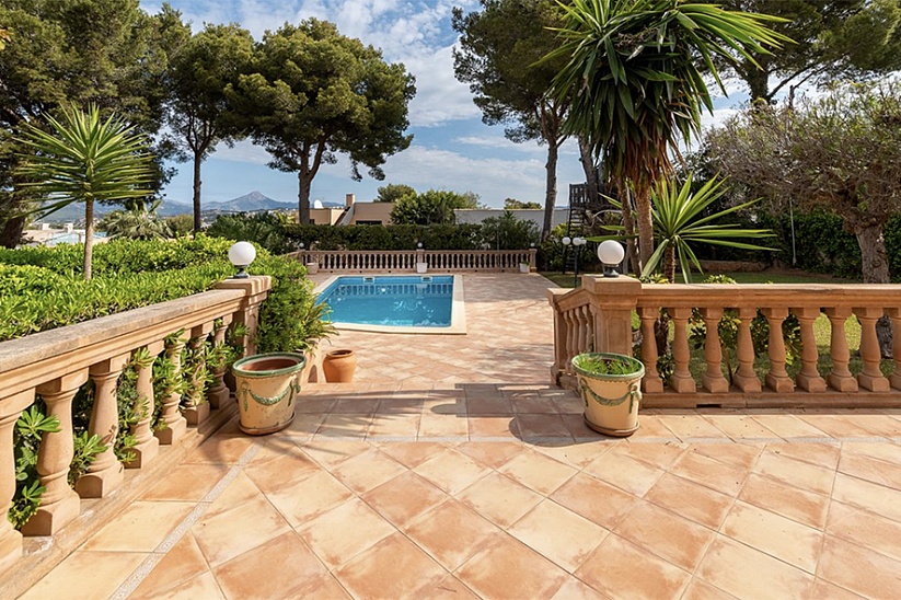 Прекрасная семейная вилла с садом и бассейном в Nova Santa Ponsa