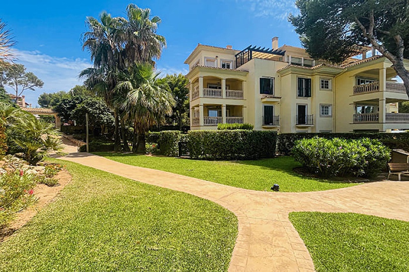 Шикарный апартамент с садом в элитной резиденции рядом с морем в Nova Santa Ponsa 