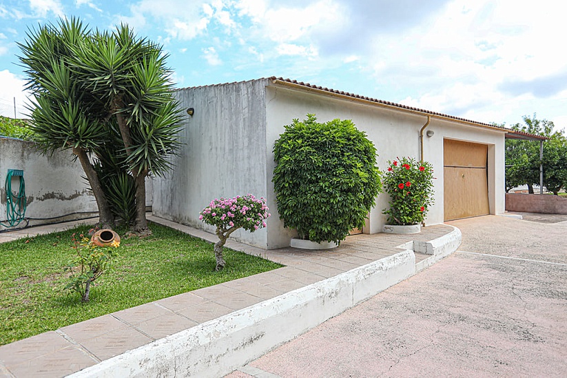 Прекрасный ухоженный дом с садом и бассейном в центре в Порререс