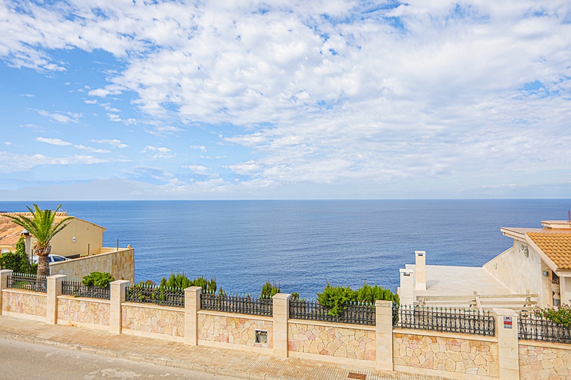 Респектабельная вилла с панорамным видом на море в престижной локации в Эль Торо