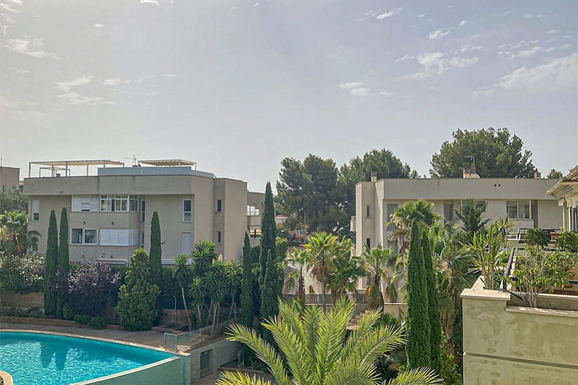 Светлый современный апартамент в престижном комплексе с садом и бассейном в San Agusti