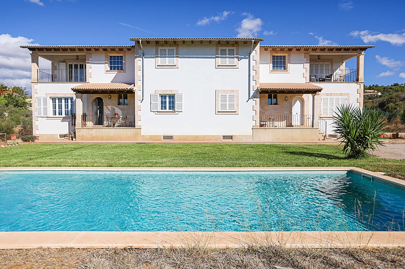 Большой семейный дом с бассейном рядом в Palma, в Puntiro