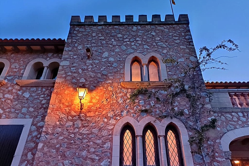 Классический замок в традиционном стиле с видом на море в Son Servera