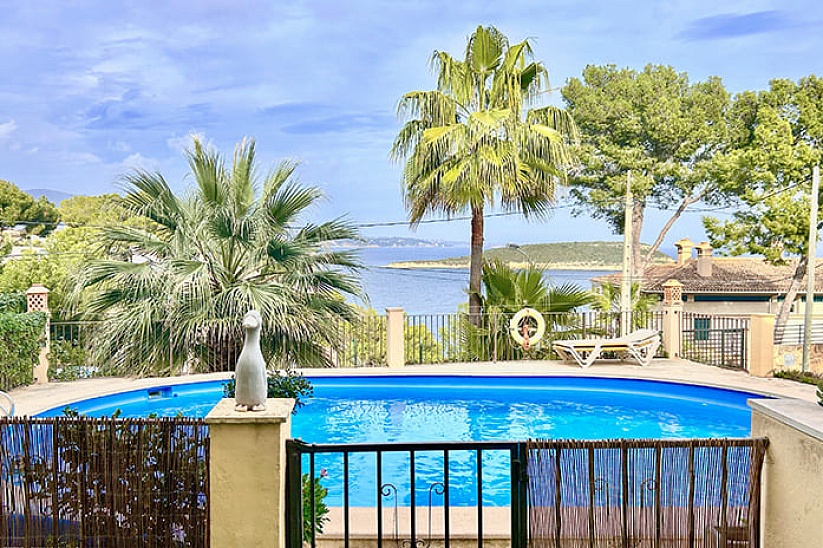Отличный апартамент с видом на море в Cala Vines