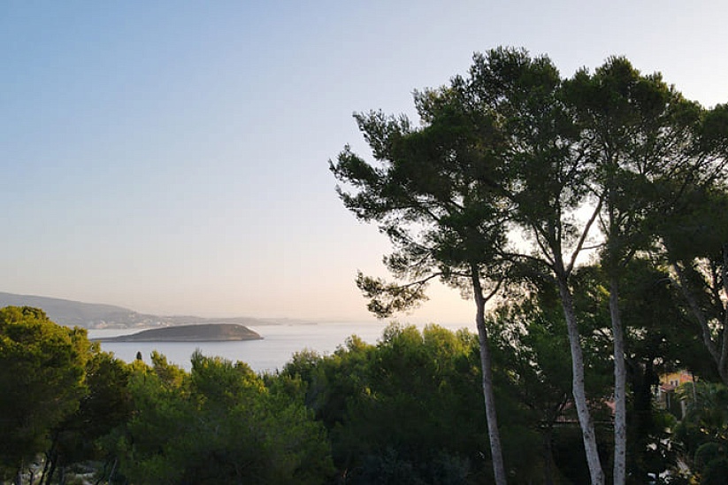 Вилла с проектом реконструкции с фантастическим видом на море в Cala Vines 