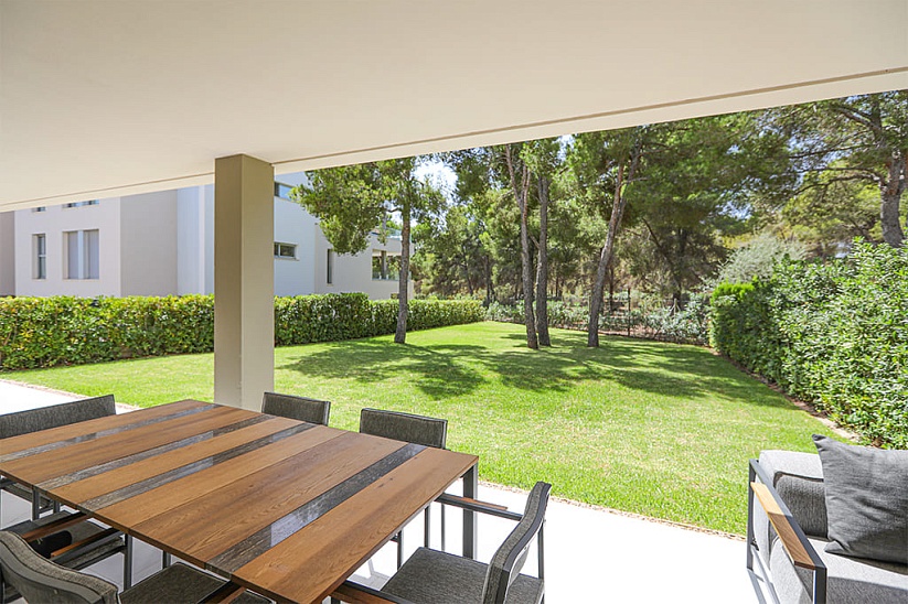 Шикарный апартамент с большим садом в современном люкс-комплексе в Nova Santa Ponsa