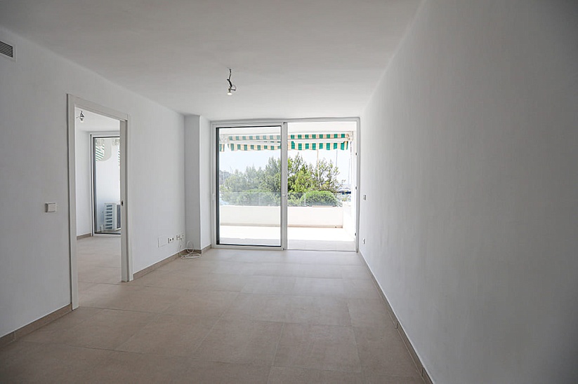 Апартамент около пляжа с видом на море в Port Adriano, El Toro