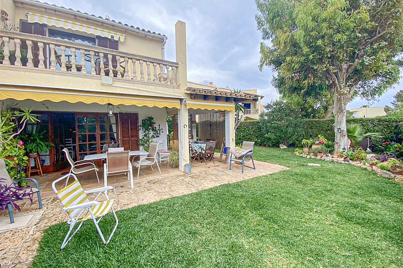 Прекрасный семейный таунхаус с популярной резиденции с садом и бассейнами в Santa Ponsa