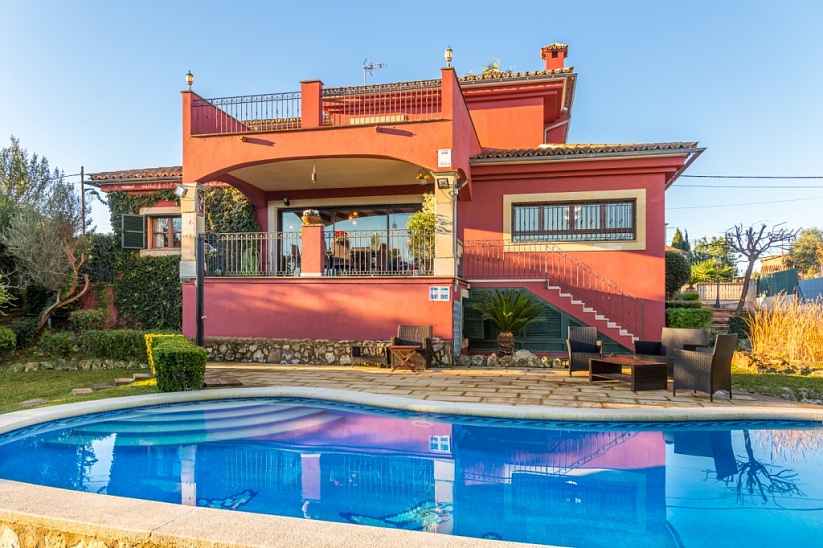 Чудесный дом с бассейном и садом в Маррачи