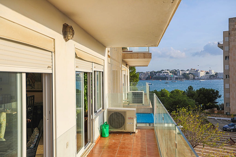Просторный апартамент с видом на море в Palmanova