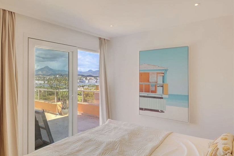 Реновированный апартамент с видом на море в Santa Ponsa 