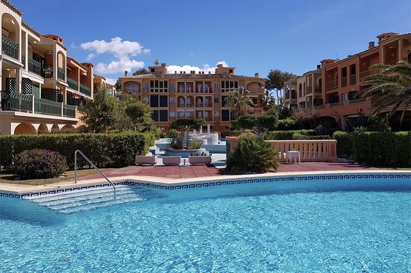 Апартамент в популярном комплексе с садом и бассейном в Port Adriano