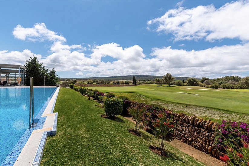 Новая вилла с садом в резиденции рядом с гольф полями в Santa Ponsa