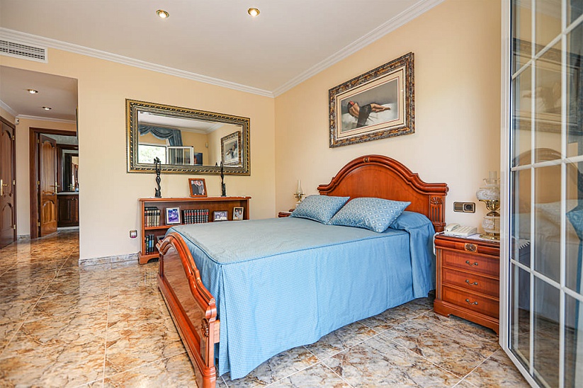 Шикарная 4 спальная вилла с частичным видом на море в  Puig de Ros