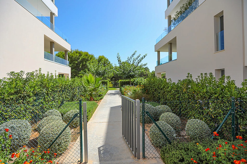 Шикарный апартамент с большим садом в современном люкс-комплексе в Nova Santa Ponsa