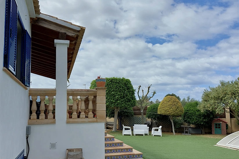 Прекрасная семейная вилла с бассейном и садом в Sa Torre 