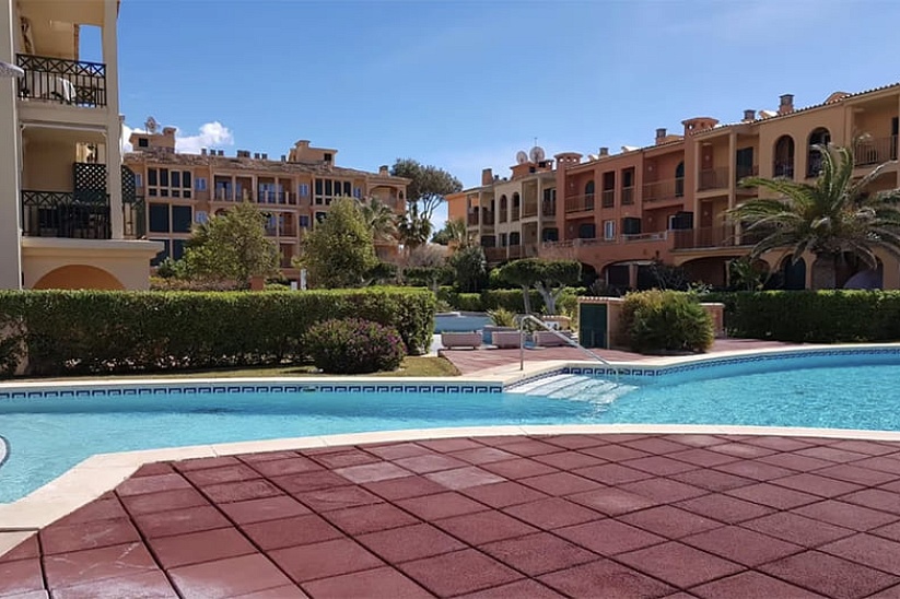 Апартамент в популярном комплексе с садом и бассейном в Port Adriano