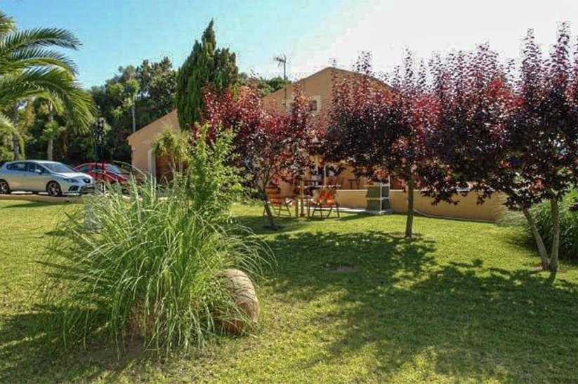 Вилла с садом и бассейном в хорошей локации в Алькудия