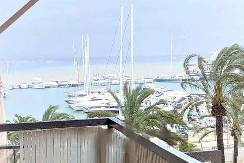 Светлый апартамент с прямым видом на море и порт на Paseo Maritimo, Palma