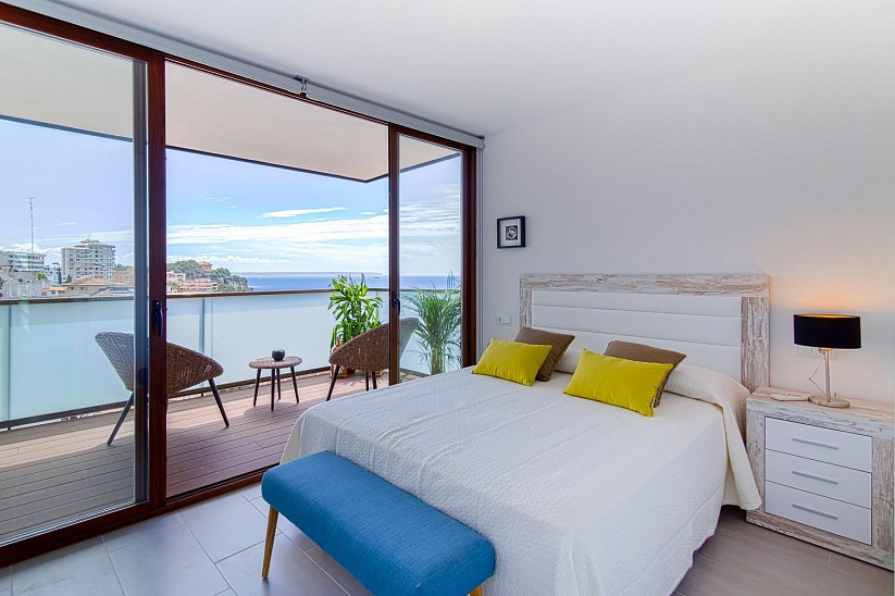 Стильная квартира с видом на море в Кала Майор