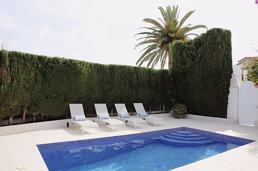 Красивый двухквартирный дом с садом и бассейном в Соль де Майорка.