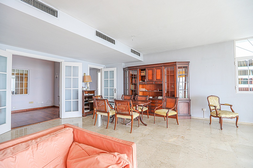 Прекрасный апартамент для реновации с фантастическим видом на море в Palma, Paseo Maritimo