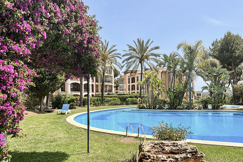 Красивый апартамент с садом в элитной резиденции в Nova Santa Ponsa