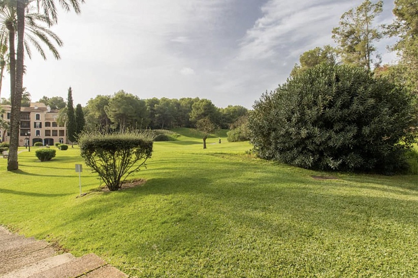 Пентхаус с прекрасным видом на гольф-поля в Bendinat