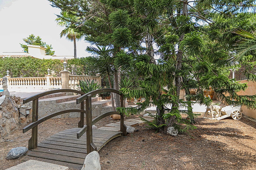 Прекрасная вилла с садом и бассейном в престижной локации в Санта Понса
