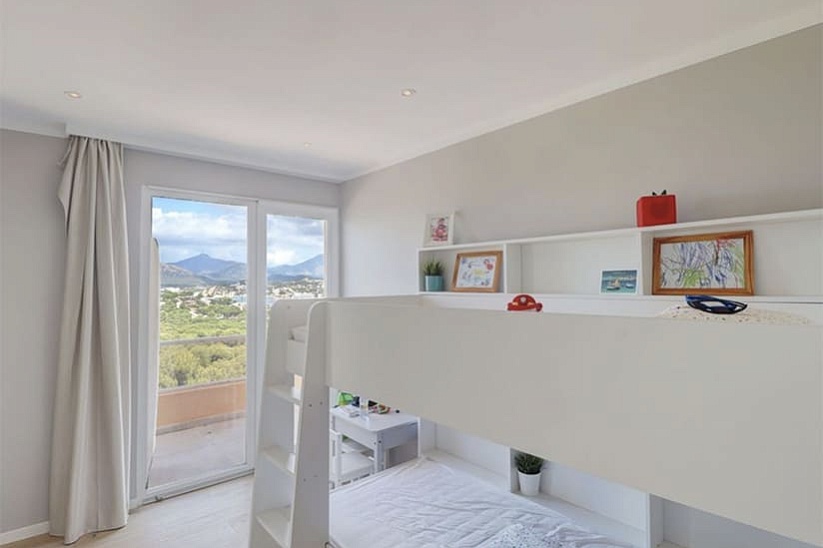 Реновированный апартамент с видом на море в Santa Ponsa 