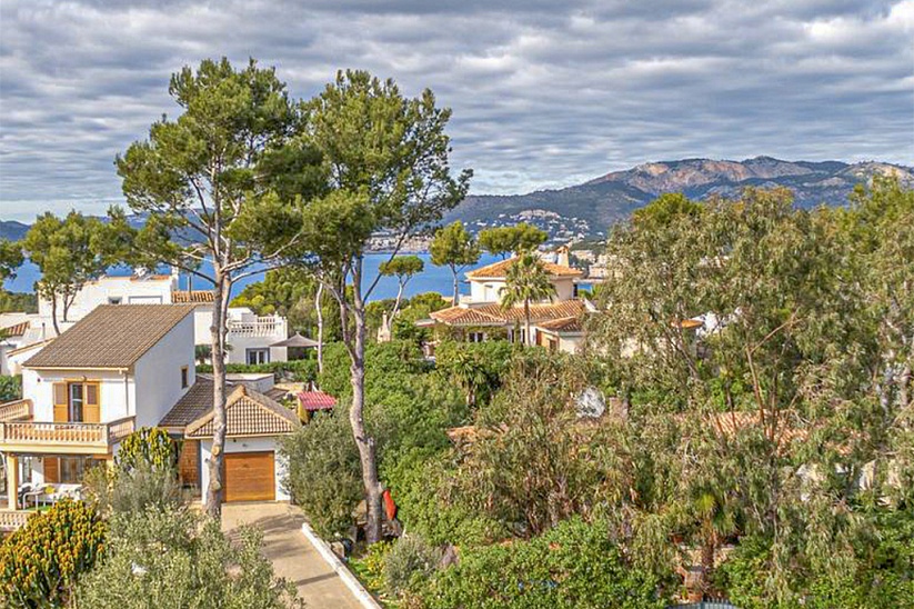 Просторная вилла в средиземноморском стиле с видом на море в Santa Ponsa