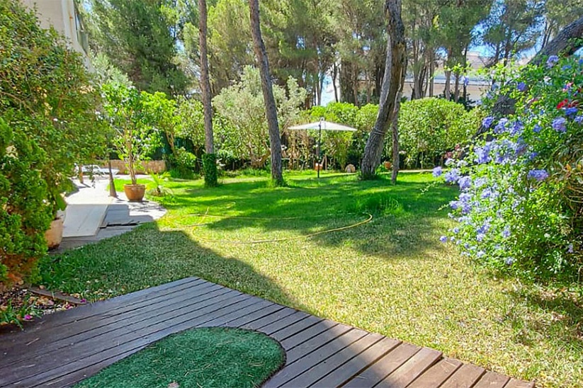 Просторный апартамент с садом в элитном комплексе в Sol de Mallorca