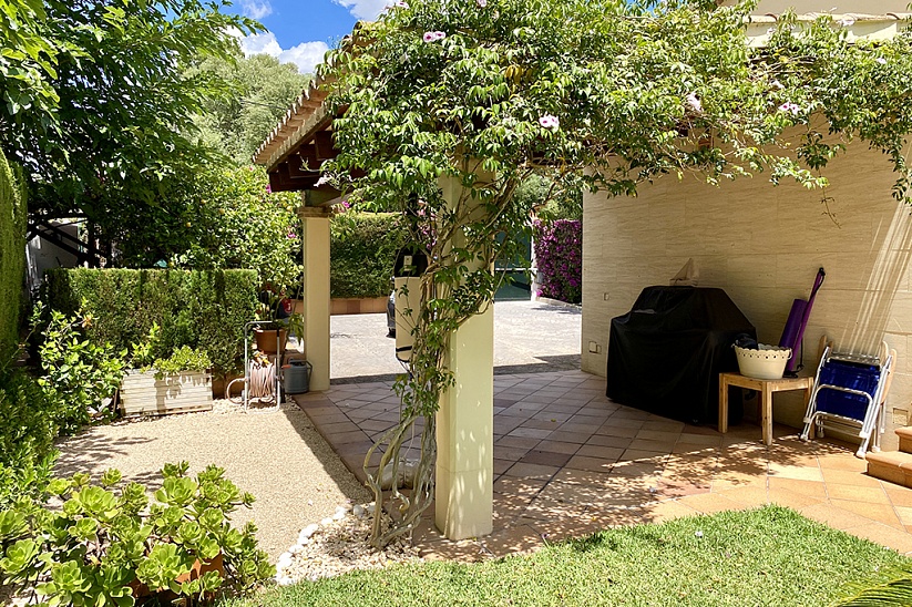 Красивая семейная вилла с садом и бассейном в отличной локации в Маррачи, Са Кабанета