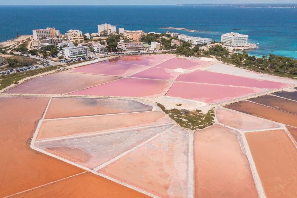 Вид на соляные поля и шахты Colonia de Sant Jordi в Сес Салинас, Майорка